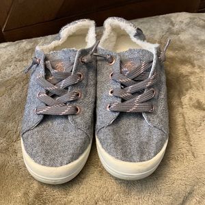 Worn once Roxy slip on sneakers